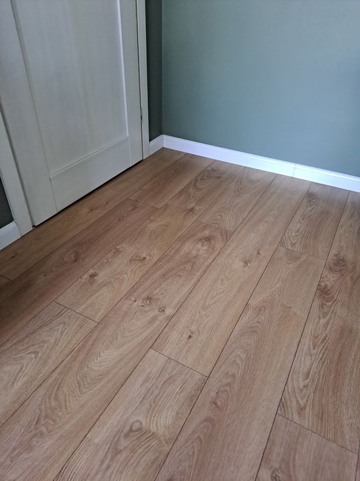 Panele podłogowe 120 m2 Dąb Livorno  AC4 8 mm z demontażu  Vfuga