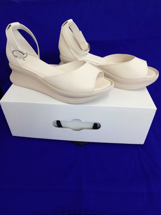 Шкіряні босоніжки