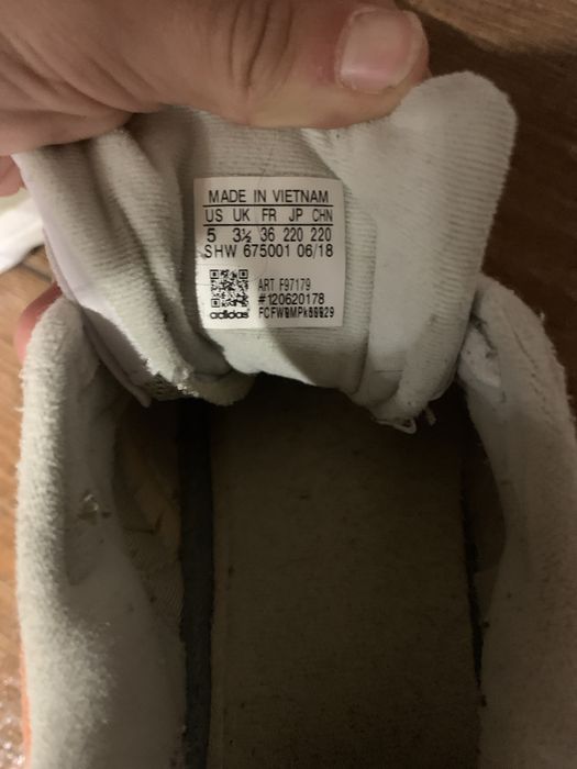 Білі кросівки адідас