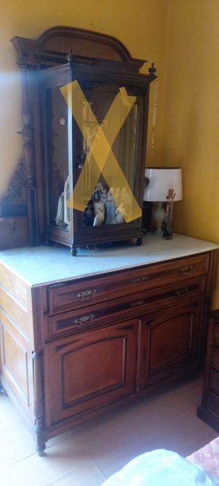 Cómoda de época em bom estado.