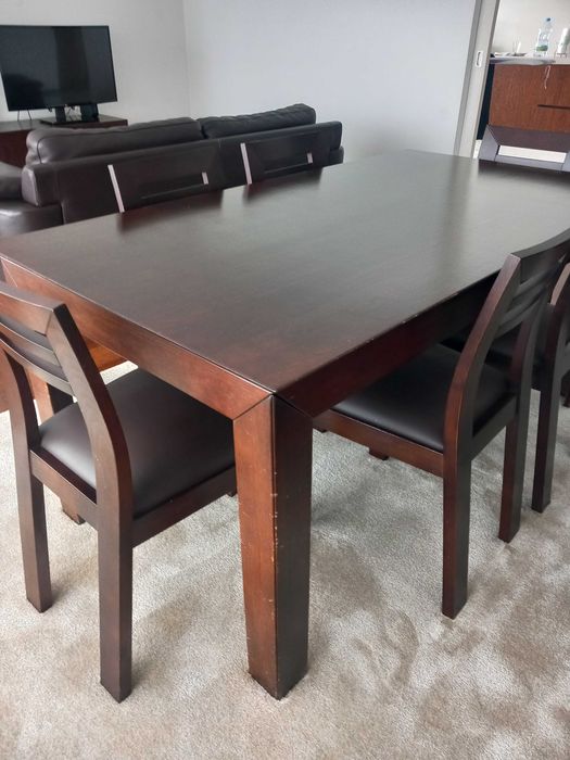 Mesa de jantar e cadeiras