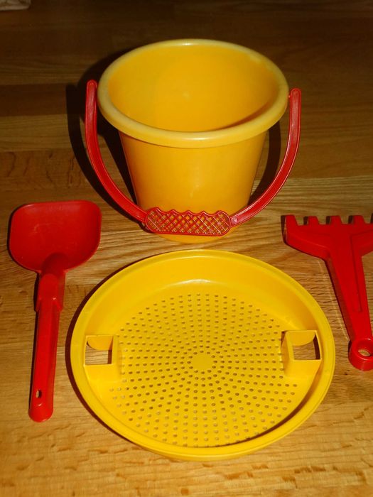 Zestaw do piaskownicy 4 elementy wiaderko łopatka grabki sitko Wader