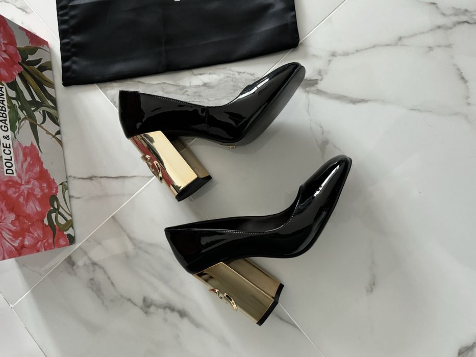 Туфли черные лаковые  karol