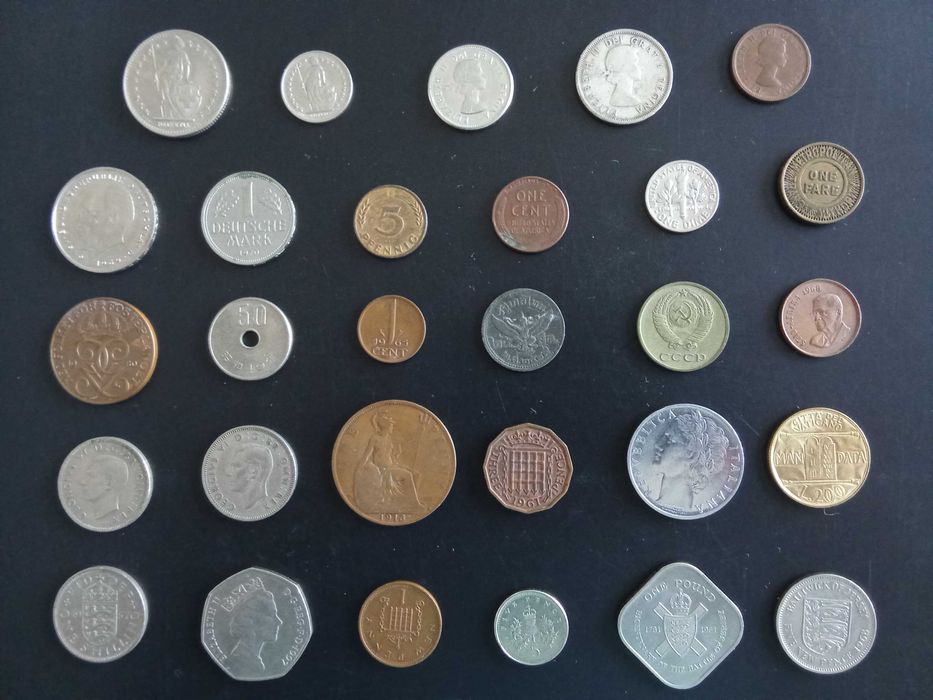 Conjunto curioso de moedas estrangeiras