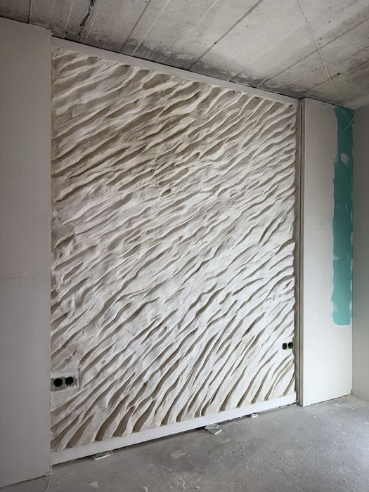 Стіна скеля, скала , художній рельеф на стіні , декоративна штукатурка