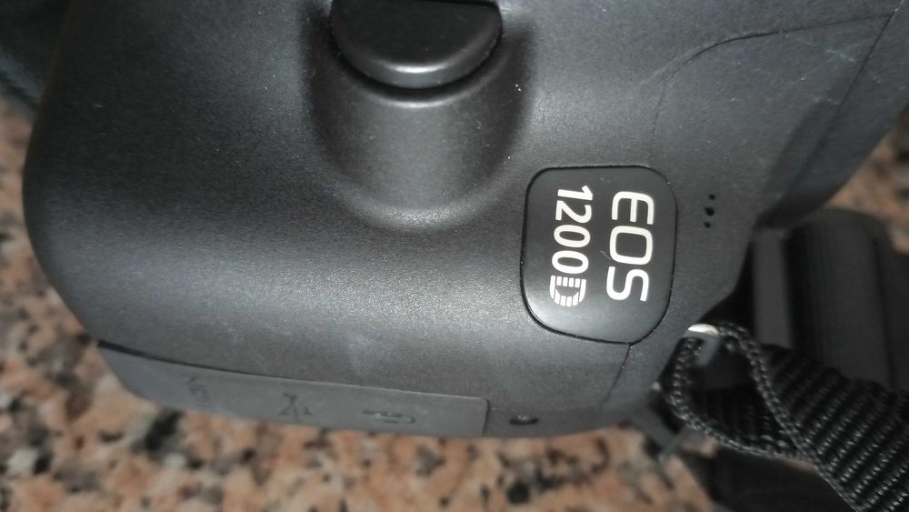 - Canon EOS 1200d -