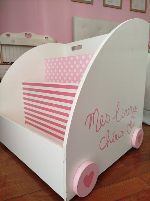 Móvel biblioteca com rodinhas