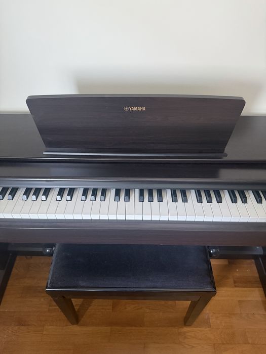 Piano Yamaha com banco