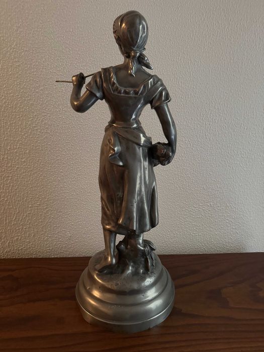 Estatueta feminina metálica