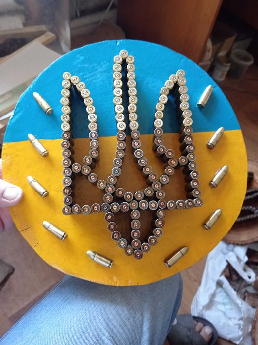 Державний Герб України із гільз.