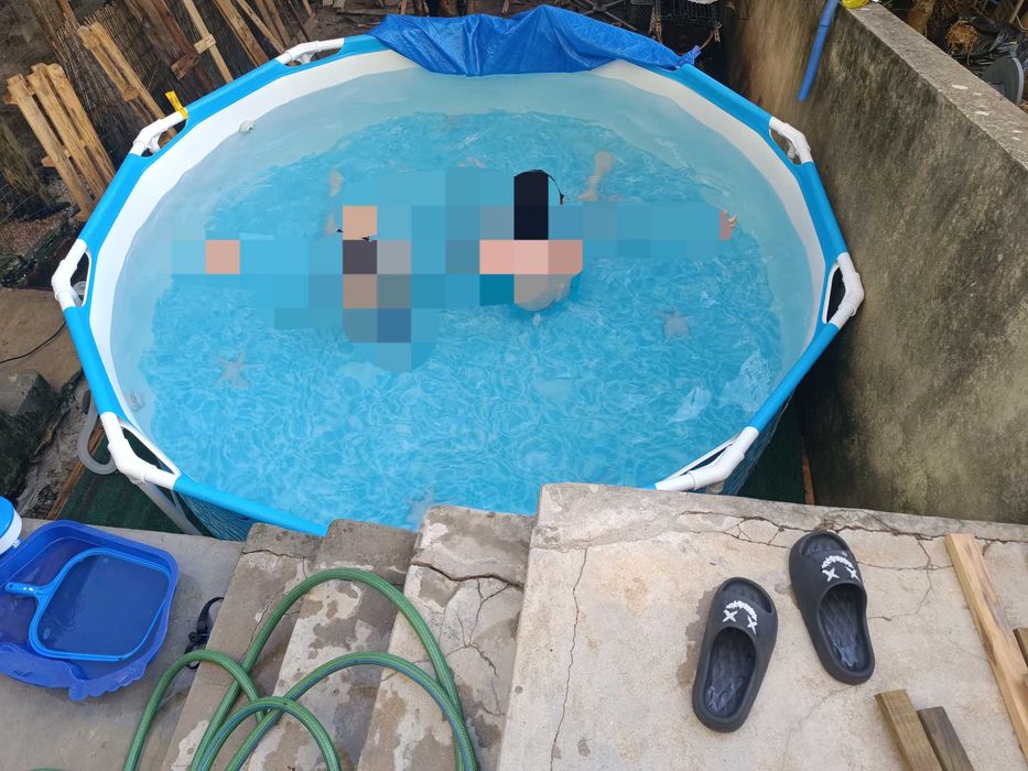 Piscina oval em bom estado