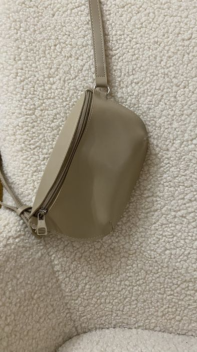 Бежева сумочка через плече