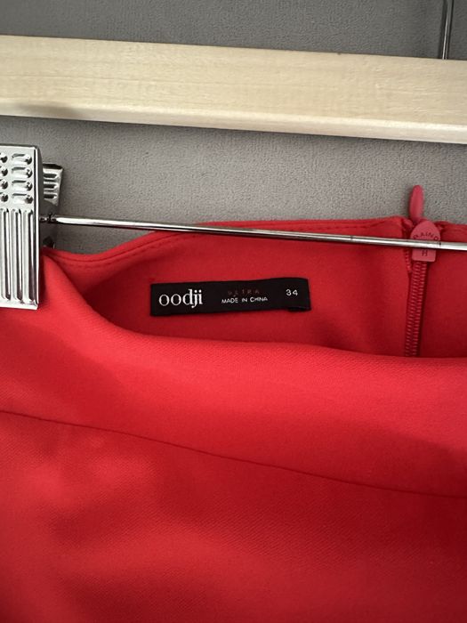 Червона спідниця олівець з розрізом