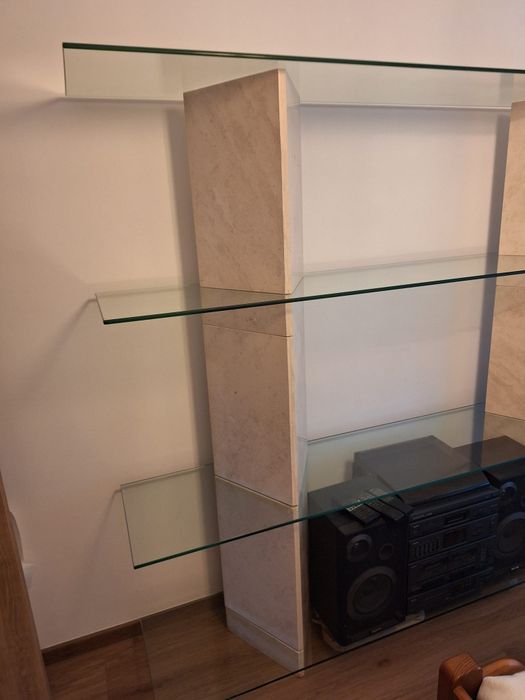 Movel estante de sala em marmore com quatro prateleiras de vidro