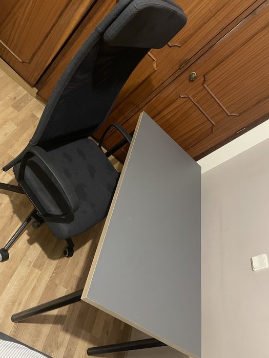 Vende-se mesa secretária, cinz/efeito madeira preto 120x60  e Cadeira giratória, Vissle cinz esc, médio.