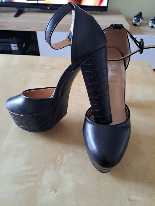Sapatos de salto alto