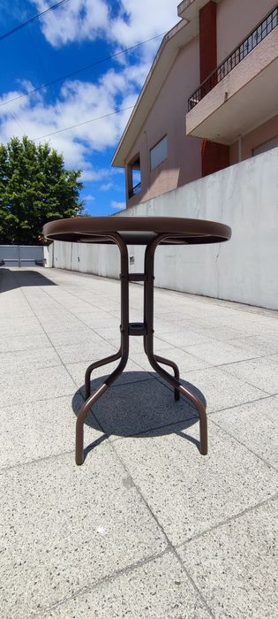 Mesa redonda de exterior / interior em metal com tampo em vidro escurecido