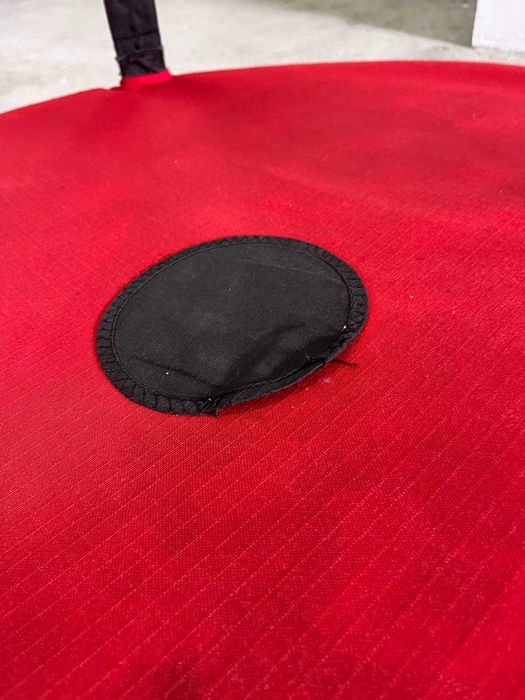 Baloiço ninho, vermelho e preto.