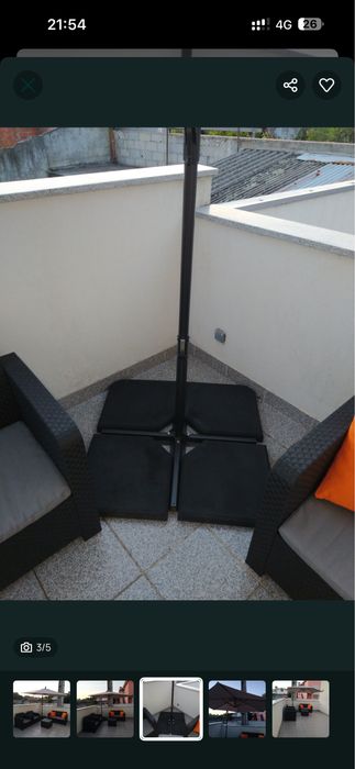 Sofás exteriores, guarda sol grande e bases de peso