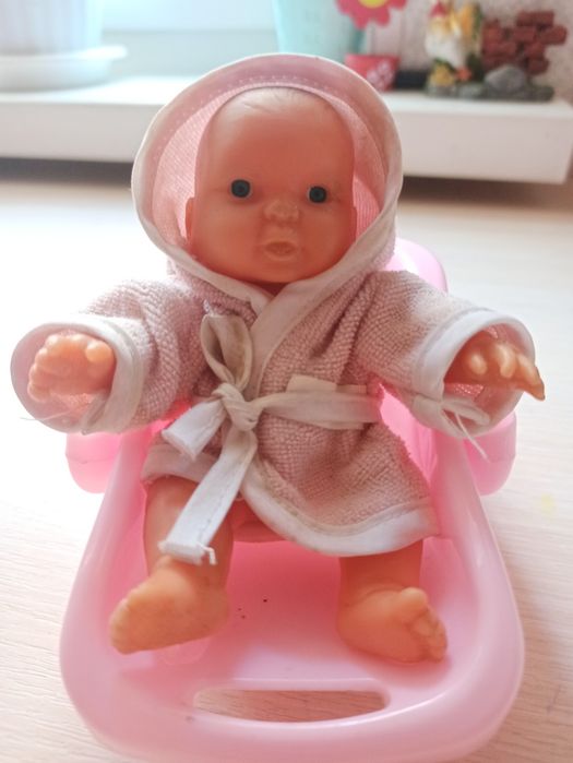 Маленький пупс у кошику