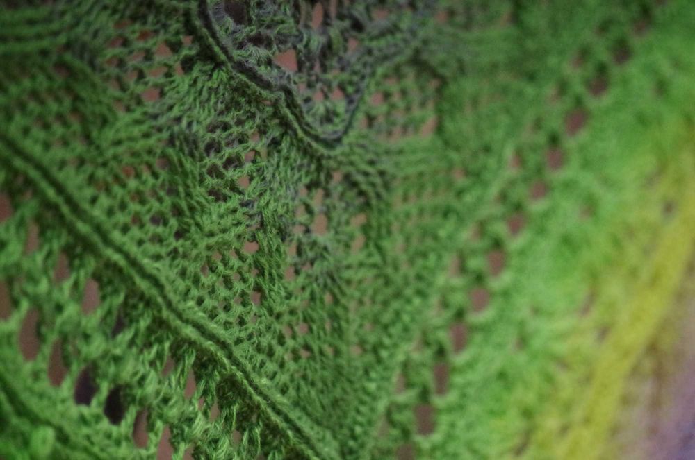 Niespotykana chusta w leśnych kolorach.