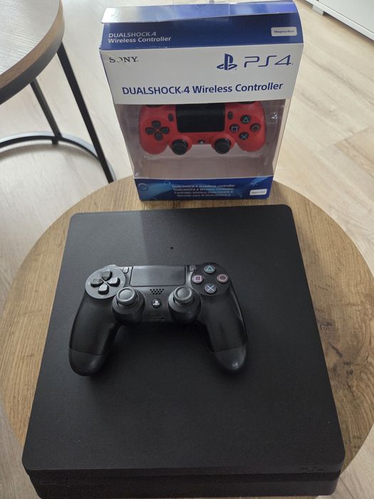 PS4 Slim 500 GB  + 2 Pady
