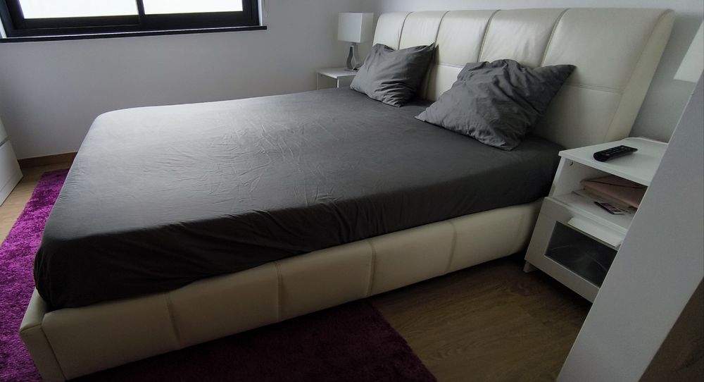 Cama de casal estafada branca 
Cama de casal Sofatime estofada branca com estrado — usada em bom estado