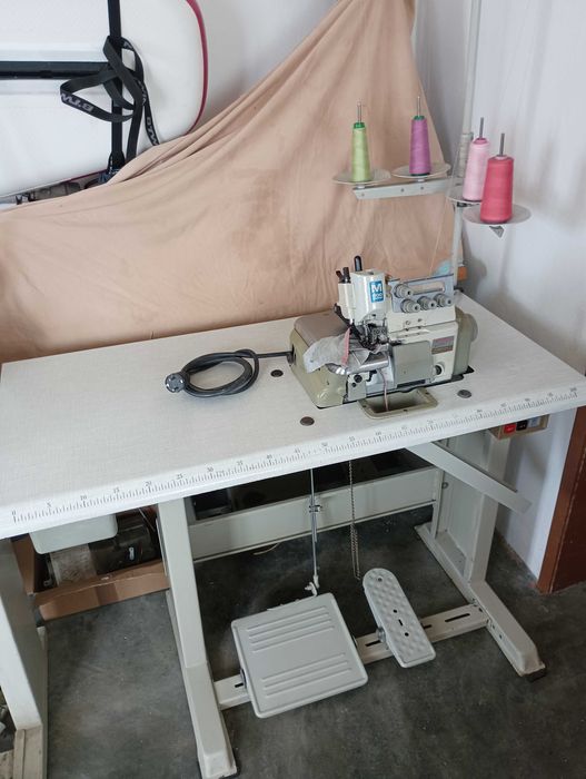 Máquina de corte e cose