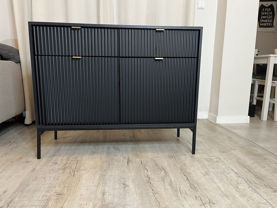 Komoda ryflowana Nova czarna z szufladami i zlotymi uchwytami