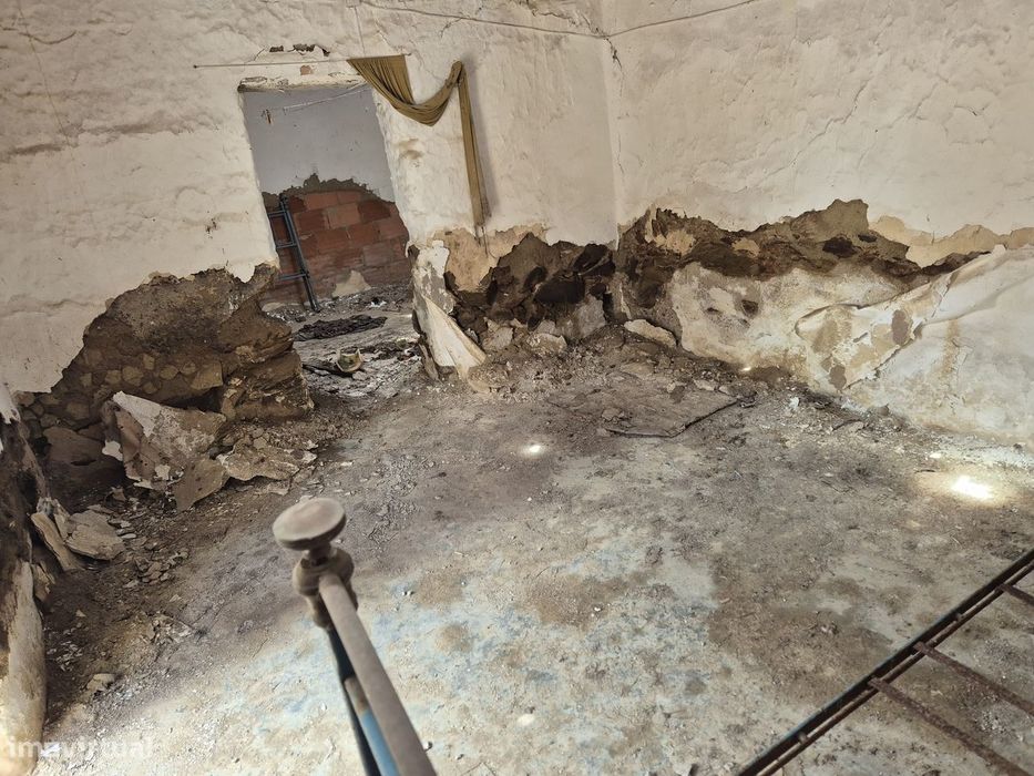 Moradia terrea para reconstruir na Aldeia dos Fernandes