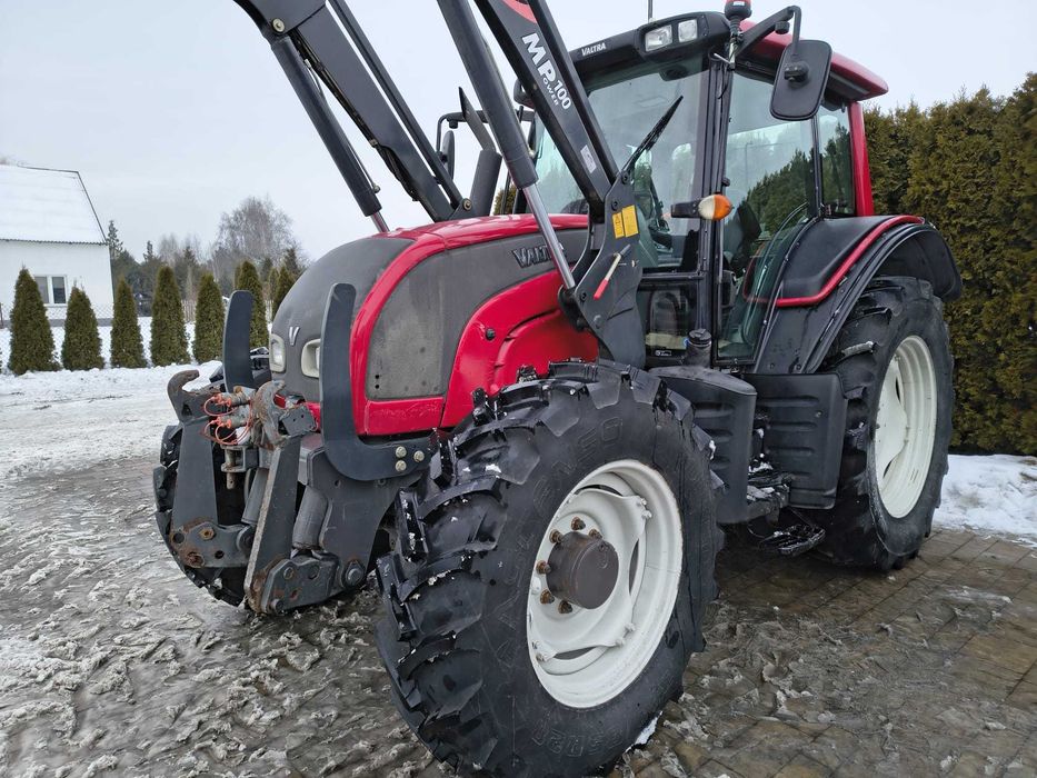 Valtra N101 z tuzem i ladowaczem