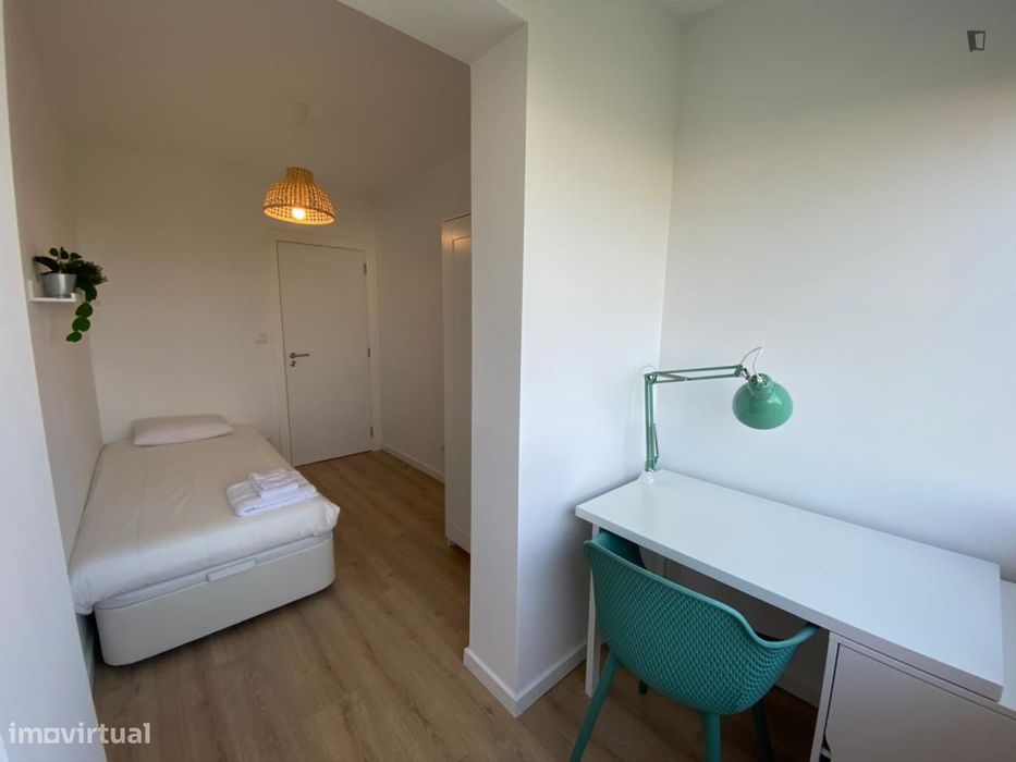 Quarto - localizado em Oeiras Lisbon