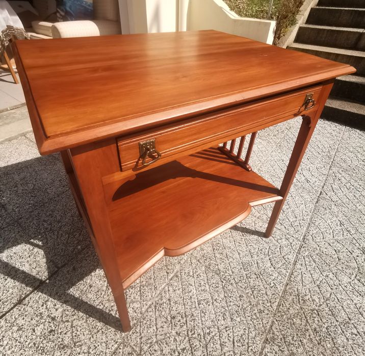 Mesa elegante estilo colonial