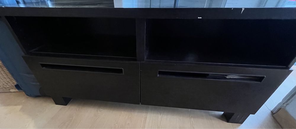 Móvel de tv usado com algumas marcas de uso.