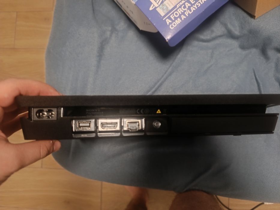 PS4 Slim 1TB – A funcionar bem (Leitor de discos avariado)  Bom estado
