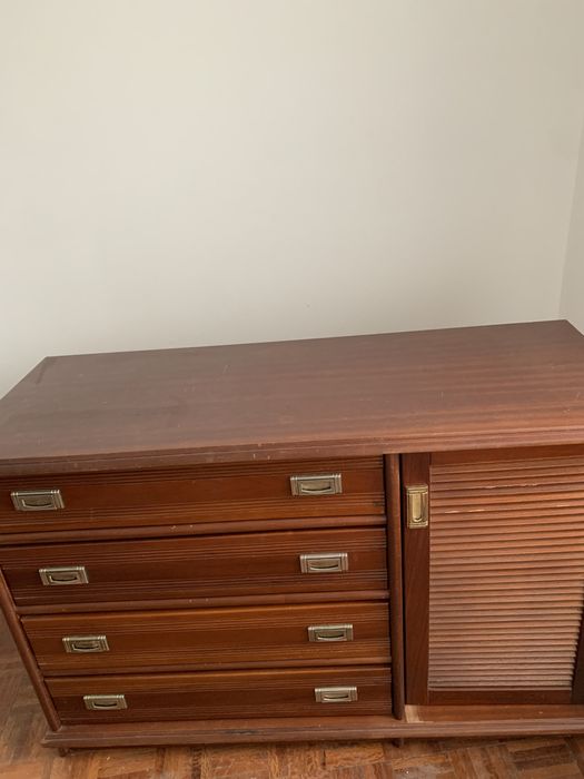 Quarto de casal em madeira escura .