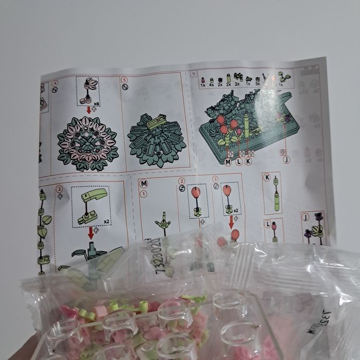 Конструктор букет квітів під захисним прозорим купулом квіти в колбі