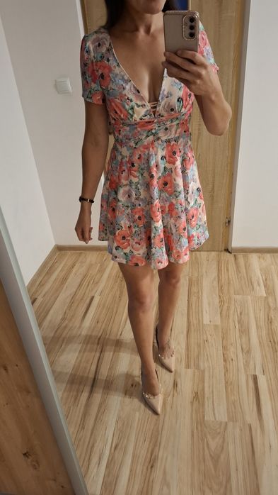 Sukienka mini, odkryte plecy, kwiaty