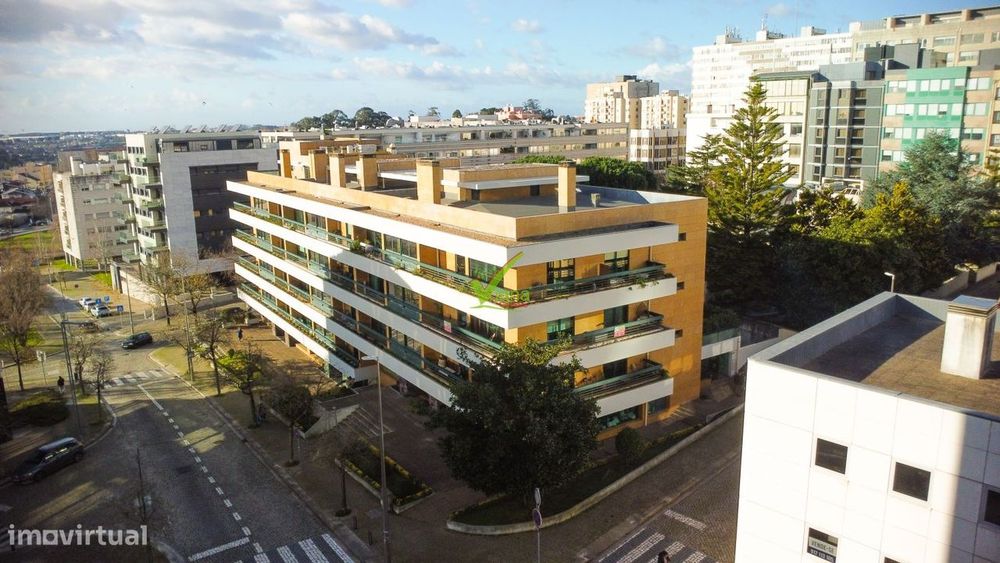 T. 4 com 3 lugares de garagem e arrumos - Centro da cidade da Maia