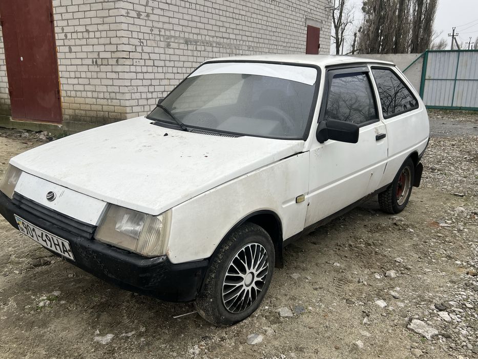 Атомобиль на полном ходу.