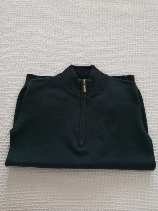 Camisola Sacoor, verde, detalhe com fecho na gola, tamanho 12 anos.