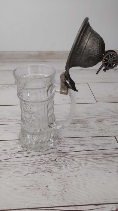 Kufel do piwa z pokrywą, armatą