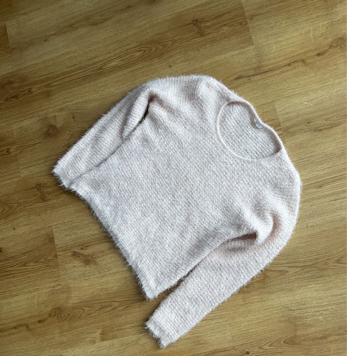 Pudrowy róż sweterek