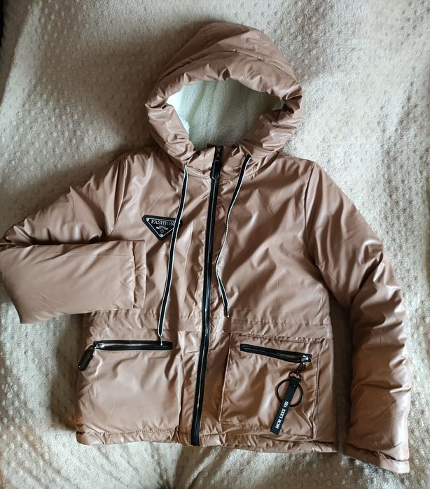 Зимова куртка із шкірозамінника 
Стан ідеальний.
Розмір XL
Маломірить