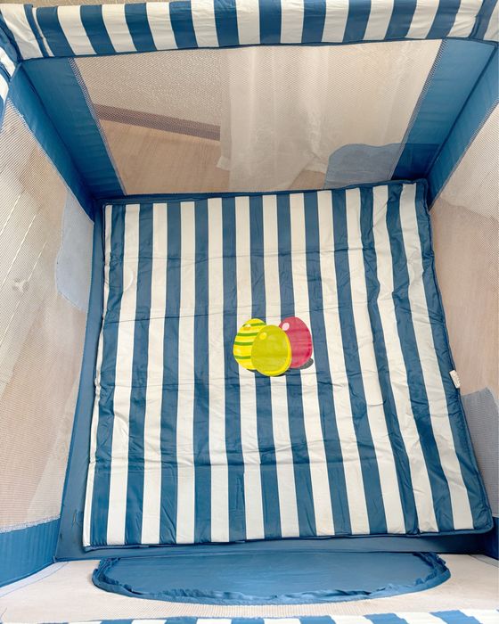 Parque infantil azul e branco