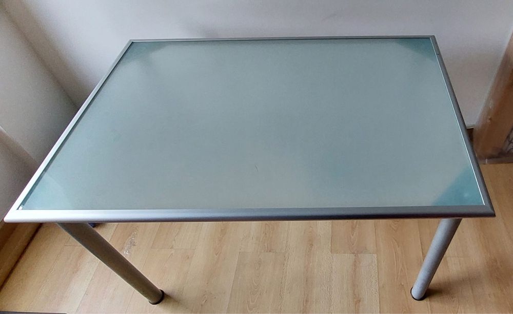 Mesa para quarto ou escritório em perfeito estado.
