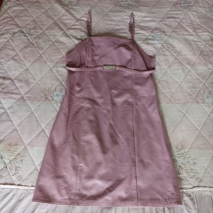 Vestido em pele (couro) cor de rosa com brilhantes