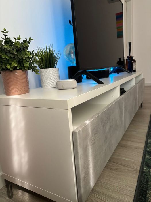 Movel tv Ikea Branco com pes metalicos