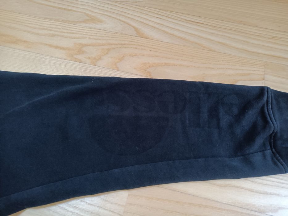 Dresy, rozmiar S, Ellesse, czarne
 Wygodne i stylowe, idealne do aktyw