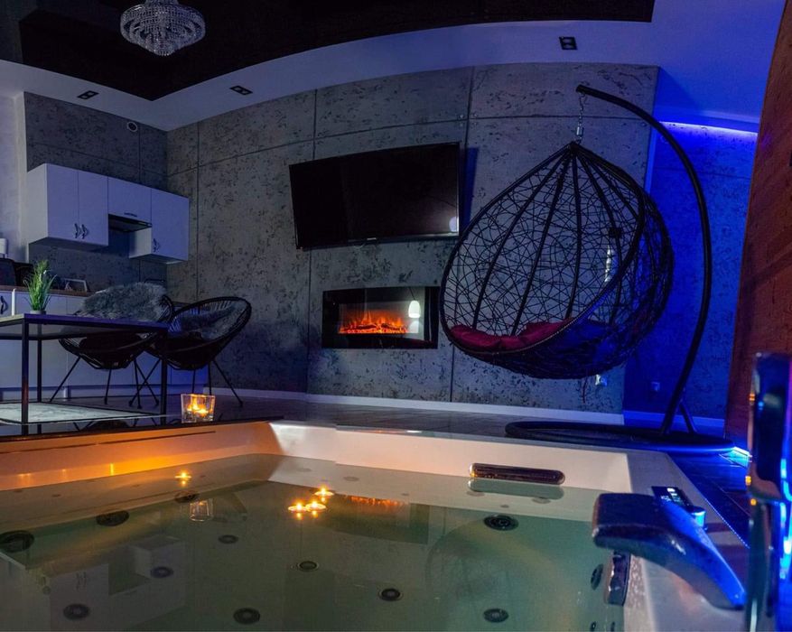 Apartament na wyłączność z jacuzzi w salonie